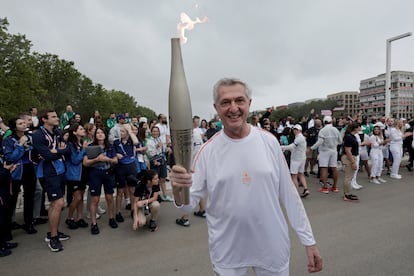 El máximo representante de Acnur, Filippo Grandi, portó este viernes en París la antorcha olímpica.
