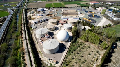 La biofactoría Sur de Granada consigue regenerar el agua para nuevos usos, crea nuevos recursos a partir de los residuos, produce energías renovables y genera un impacto positivo sobre su entorno.