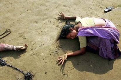 Fotografía de Arko Datta, premiada por el World Photo Press, en la que una mujer llora a un familiar muerto en el <i>tsunami del sur de la India. </i>