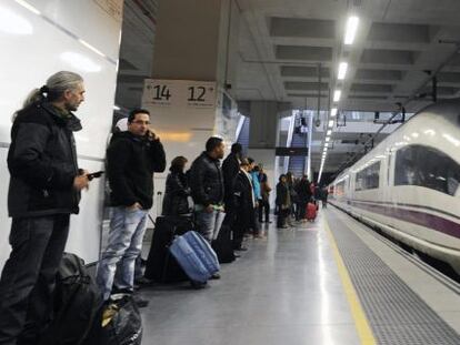 Vista de un tren AVE en la estaci&oacute;n de Girona. 