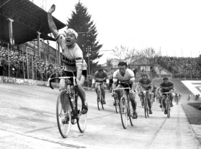 Poblet cruza la meta y se proclama campeón de la clásica Milán-Turín, por delante del belga Bruyne en 1957.