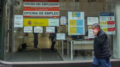 Una persona pasa por delante de una Oficina de Empleo, en Madrid, el pasado 28 de enero.