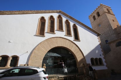 El mercado municipal y la iglesia-fortaleza de San Bartolomé, en el casco antiguo de Jávea.