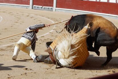 El primer toro de la tarde derribó con estrépito al caballo y al picador Juan Melgar.