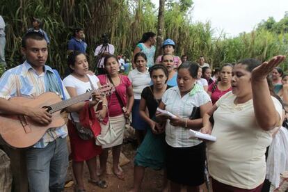 Familiares de los mineros atrapados.