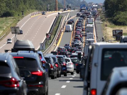 Atasco de vehículos en la autovía A-9 de Alemania. 