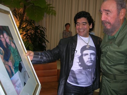 Maradona, con una camiseta del Che Guevara, junto a Castro.