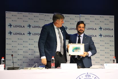 Alejandro Cardenete (d), nuevo consejero andaluz de Educación, durante un acto en la Universidad de Loyola.