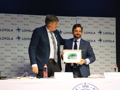 Alejandro Cardenete (d), nuevo consejero andaluz de Educación, durante un acto en la Universidad de Loyola.