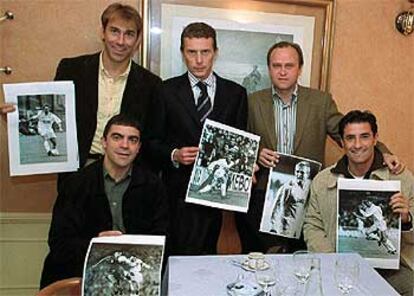Martín Vázquez, Butragueño, Pardeza, Sanchis y Michel, cada uno con una foto de su carrera futbolística, el pasado viernes en Madrid.