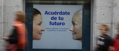 Publicidad de planes de pensiones en el escaparate de una oficina bancaria en Madrid.