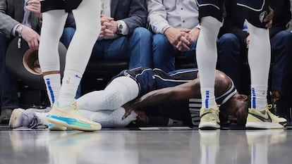 Kyrie Irving se duele de la rodilla tras lesionarse en el partido ante Sacramento.