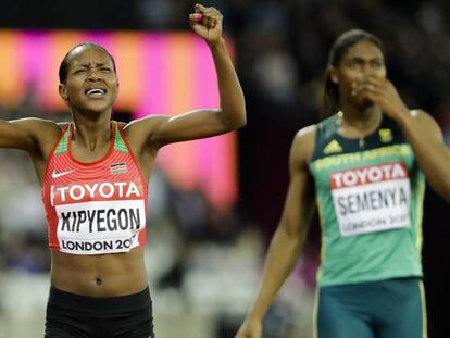Kipyegon celebra el oro con Semenya detrás.