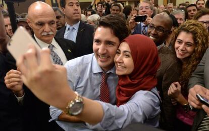 Justin Trudeau posa con una seguidora en Ottawa.