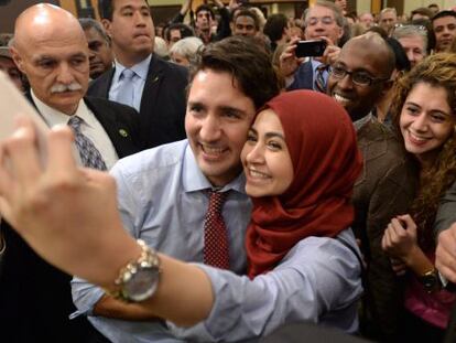 Justin Trudeau posa con una seguidora en Ottawa.