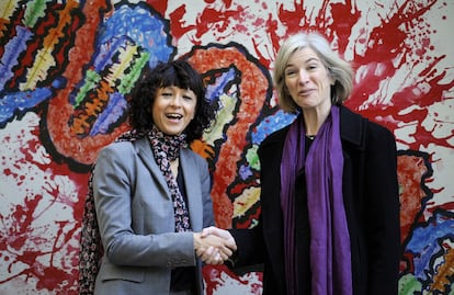 La francesa Emmanuelle Charpentier y la estadounidense Jennifer Doudna, ganadoras del Nobel de Química de 2020, en una imagen de archivo en Oviedo.