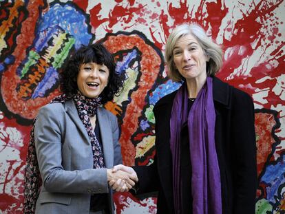 La francesa Emmanuelle Charpentier y la estadounidense Jennifer Doudna, ganadoras del Nobel de Química de 2020, en una imagen de archivo en Oviedo.