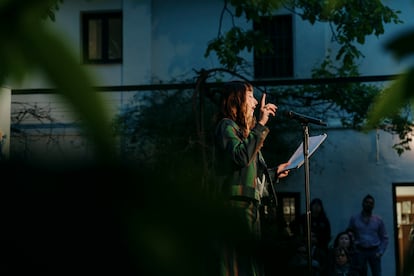 La actriz Irene Escolar recita, el 5 de mayo de 2025, en la Huerta de San Vicente de Granada.