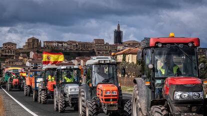 Caravana de tractores en manifestación a la salida de Briones (La Rioja) este sábado.