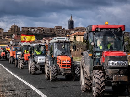 Agricultores y ganaderos salen a la carretera con sus tractores, este sábado en Briones, en La Rioja.