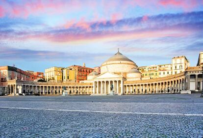 La plaza del Plebiscito de Nápoles (Italia).