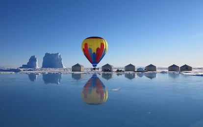 Un globo aerostático en un campamento de Arctic Kingdom en Canadá.