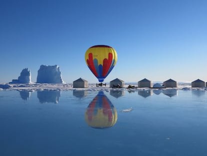 Un globo aerostático en un campamento de Arctic Kingdom en Canadá.