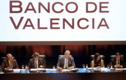 El administrador del Fondo de Reestructuración Bancaria Ordenada (FROB), Iván Antonio Iturriaga (c), durante una junta de accionistas del Banco de Valencia el pasado mes de mayo de 2012. EFE/Archivo