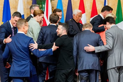 Volodímir Zelenski, en el centro, en la cumbre celebrada ayer en Londres con líderes europeos.