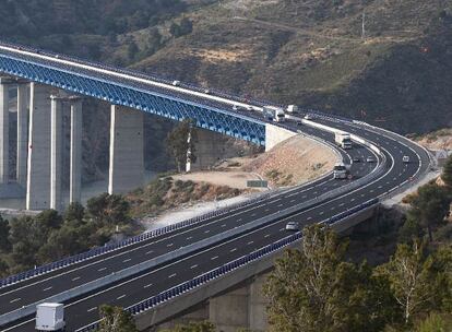 Varios vehículos circulan por el tramo de la autovía entre Granada y Motril inaugurado ayer a su paso por la presa de Rules.