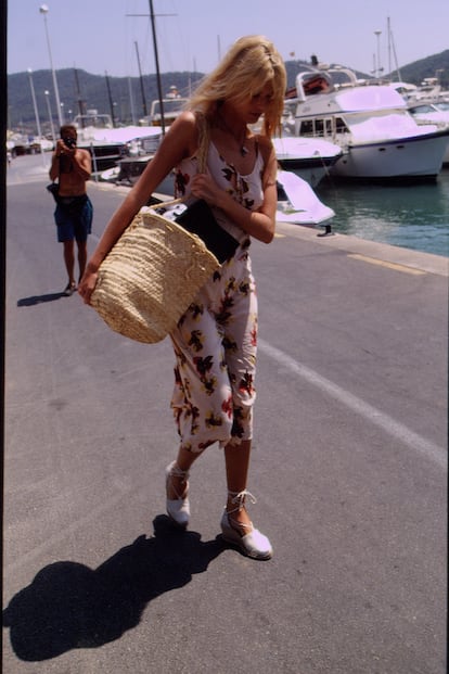 Claudia Schiffer.
Las fotos de la modelo alemana veraneando en Mallorca en los años 90 evocan todo el brillo de aquellos años: con vestidos ligeros, capazos de mimbre y alpargatas a los pies, Claudia Schiffer puso en el mapa internacional las playas de la isla balear.