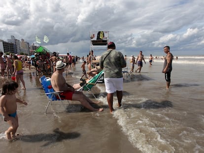 Vacionistas en la playa de San Bernardo, en una fotografía de 2020.