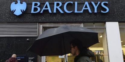 Un hombre pasa por delante de una sucursal del banco Barclays en Londres (Reino Unido). 