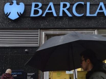Un hombre pasa por delante de una sucursal del banco Barclays en Londres (Reino Unido). 