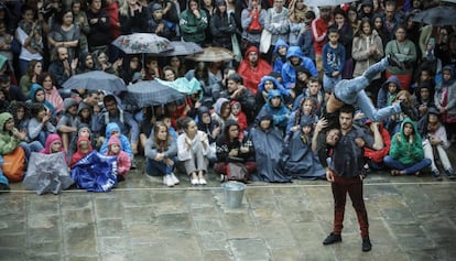 El p&uacute;blico observa uno de los espect&aacute;culos callejeros en T&agrave;rrega. 