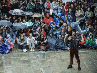 El p&uacute;blico observa uno de los espect&aacute;culos callejeros en T&agrave;rrega. 