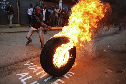 Simpatizantes del partido de la oposición incendian un neumático como protesta por los resultados provisionales de las elecciones generales en Nairobi (Kenia), el 9 de agosto.