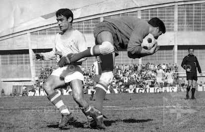 Joanet se anticipa a Lezcano en el partido de la temporada 1969-1970.