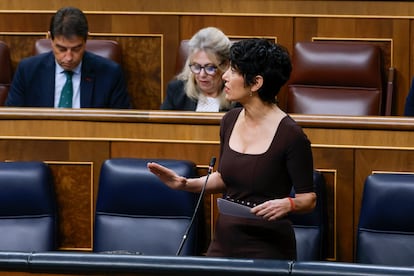 La ministra de Inclusión, Seguridad Social y Migraciones, Elma Saiz, durante la sesión de control celebrada, este miércoles, en el Congreso de los Diputados. 
