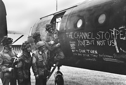 El Día D se realizó la mayor operación aerotransportada de la historia: miles de paracaidistas fueron lanzados sobre Normandía para ayudar a los aliados en el desembarco. En la imagen, paracaidistas británicos junto al planeador con el que fueron lanzados sobre Francia.