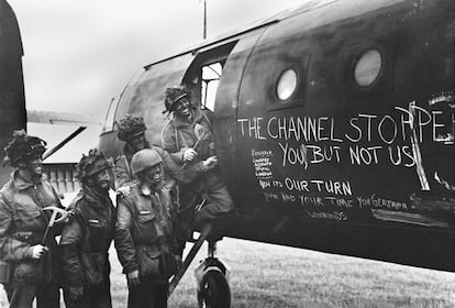 El Día D se realizó la mayor operación aerotransportada de la historia: miles de paracaidistas fueron lanzados sobre Normandía para ayudar a los aliados en el desembarco. En la imagen, paracaidistas británicos junto al planeador con el que fueron lanzados sobre Francia.