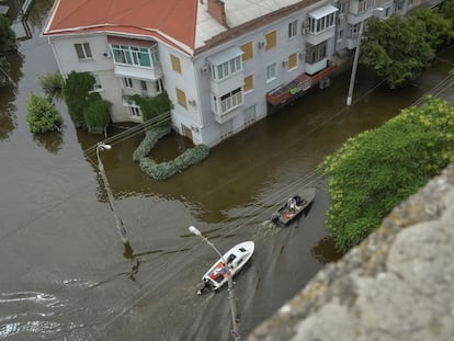 Voluntarios recorren en barca una calle en la zona inundada por la rotura de la presa de Nova Kajovska, este sábado 10 de junio de 2023.