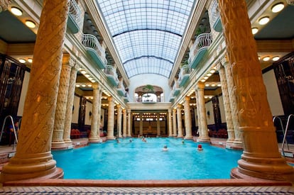 Piscina cubierta en los baños termales Gellért, en Budapest (Hungría).