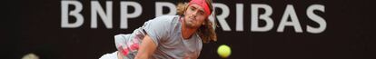 Tsitsipas sirve durante el partiodo contra Nadal en Roma.