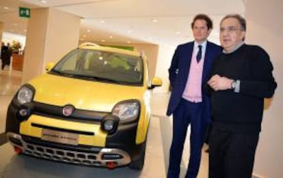 El presidente de Fiat, John Elkann (izq), y el director ejecutivo de la marca, Sergio Marchionne, posan junto a un modelo Fiat Panda Cross durante una junta de accionistas celebrada en Turín (Italia) hoy, lunes 31 de marzo de 2014. Marchinne afirmó que la compañía Fiat Chrysler Automobiles tiene el objetivo vender entre 4,5 y 4,6 millones de unidades en 2014.