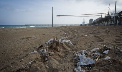 Residuos acumulados en la costa de Badalona.