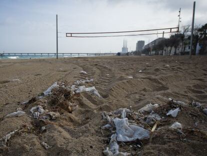 Residuos acumulados en la costa de Badalona.