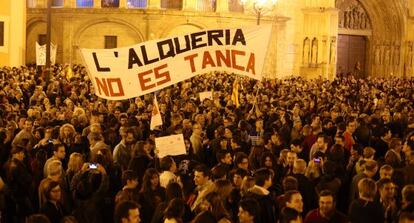 Miles de ciudadanos concentrados en la plaza de la Virgen de Valencia. 