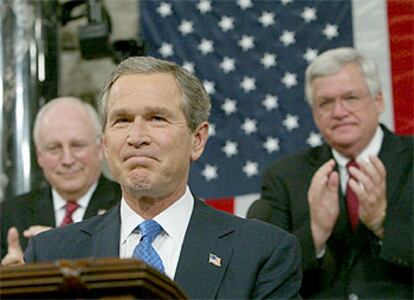 Bush recibe el aplauso del Congreso de EE UU. A su espalda, Dick Cheney (izquierda) y Dennis Hastert.