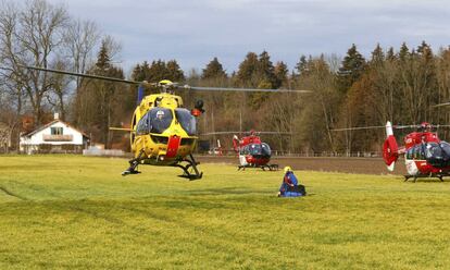 Al lugar se dirigieron numerosos equipos de rescate con ambulancias y helicópteros para atender a los heridos y trasladar a los más graves a varios hospitales.